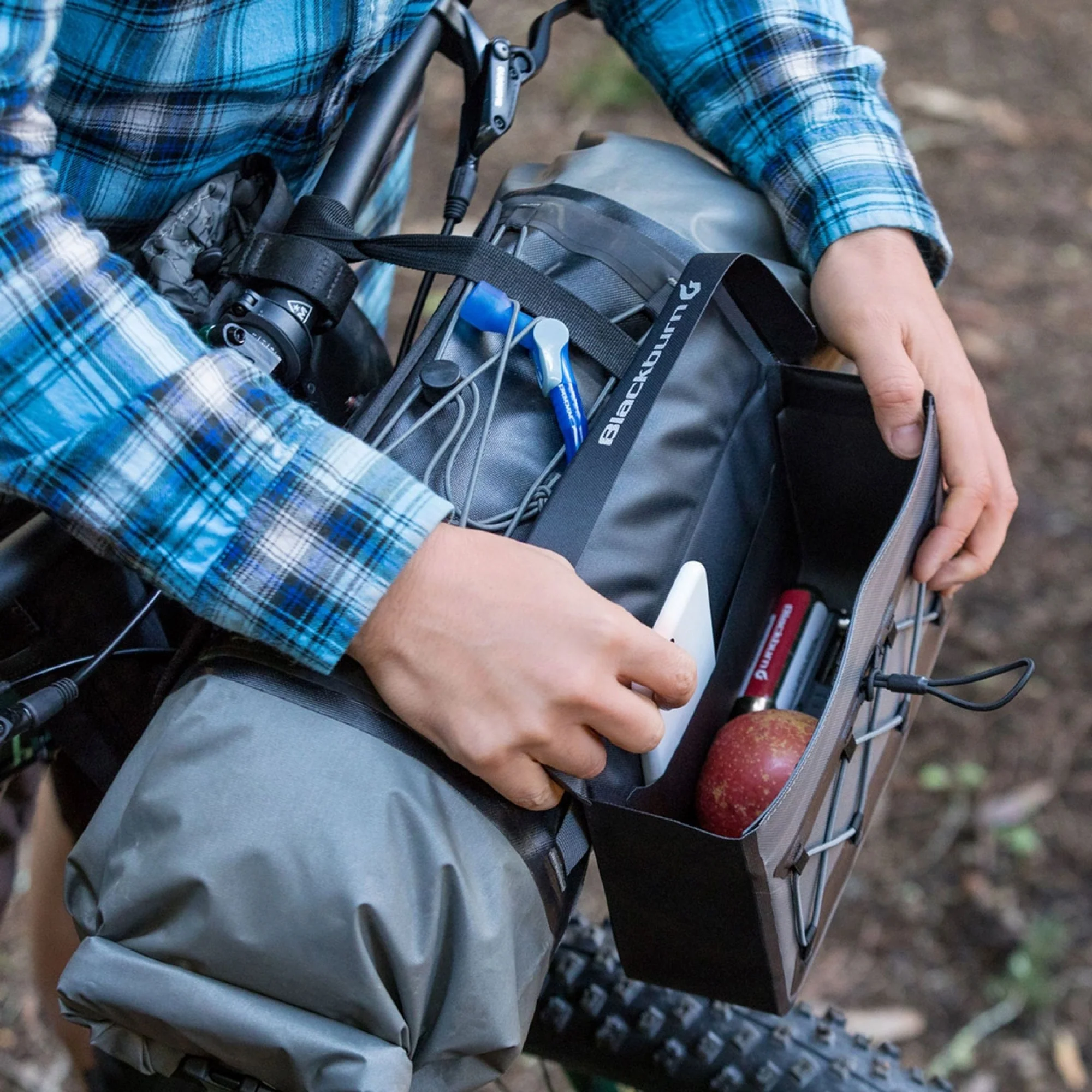 Blackburn Outpost Elite Hitchhiker Handlebar Bag - Image 4