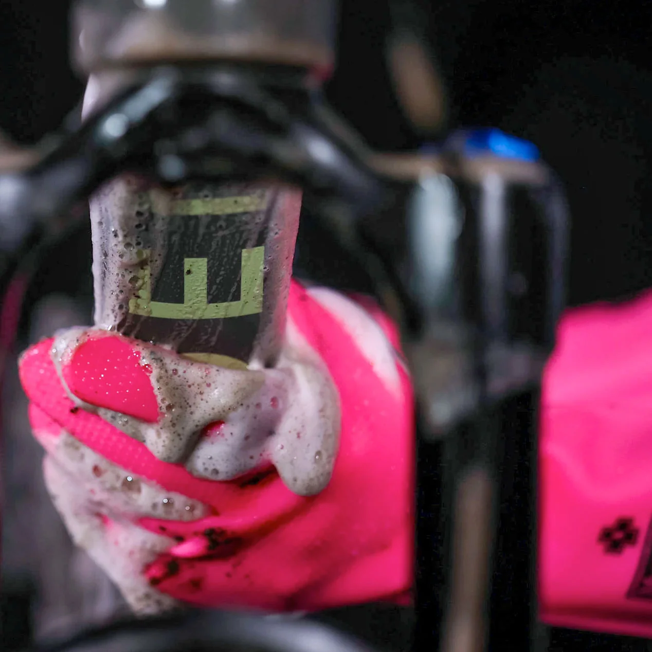 Muc-Off Deep Scrubber Gloves - Image 3
